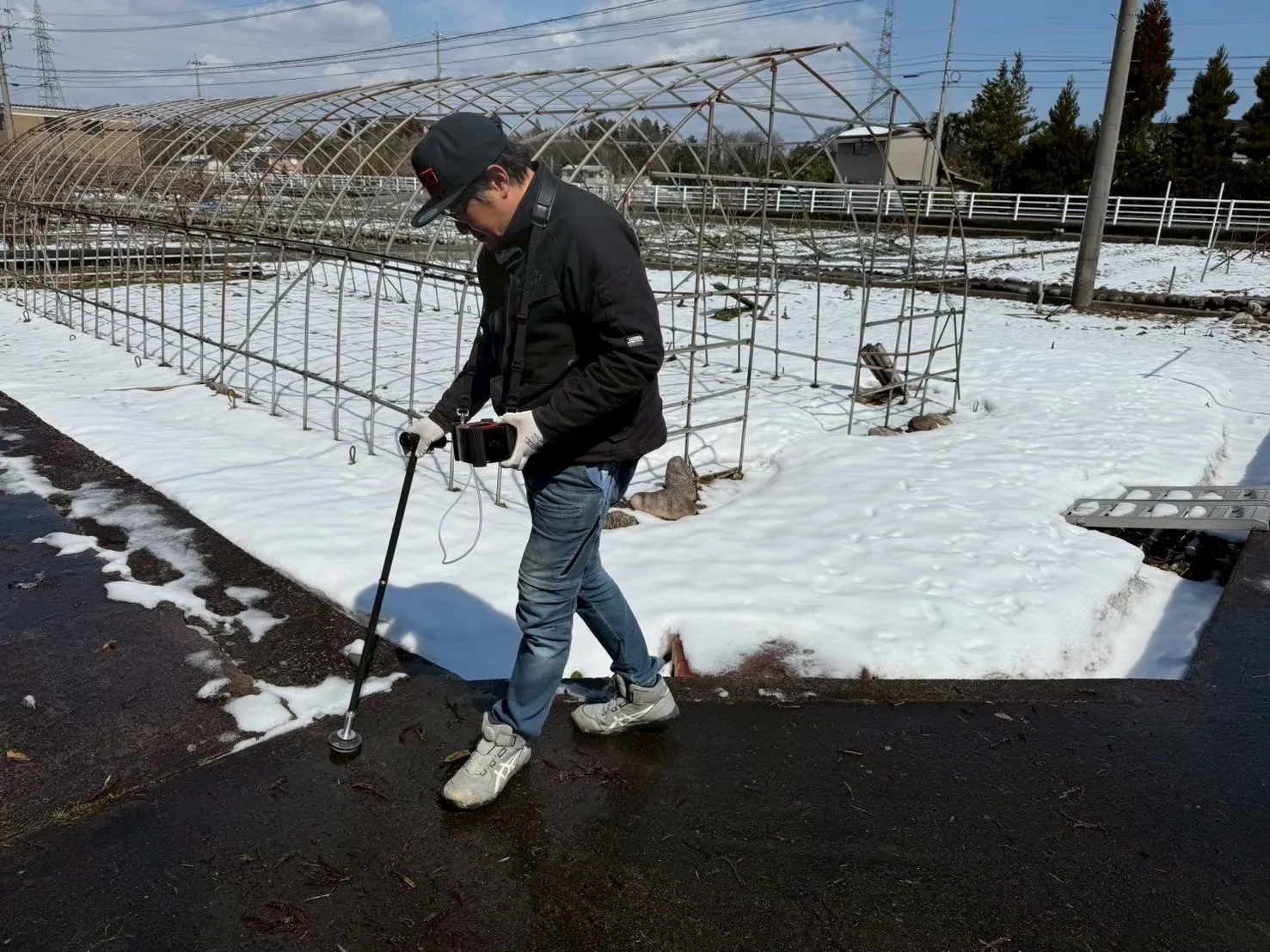 アスファルト地面の漏水調査