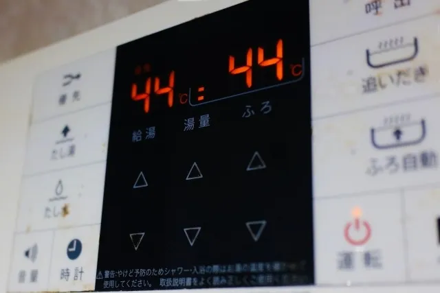 エコキュートの設定温度は50度が正解?電気代を抑える賢い節約術