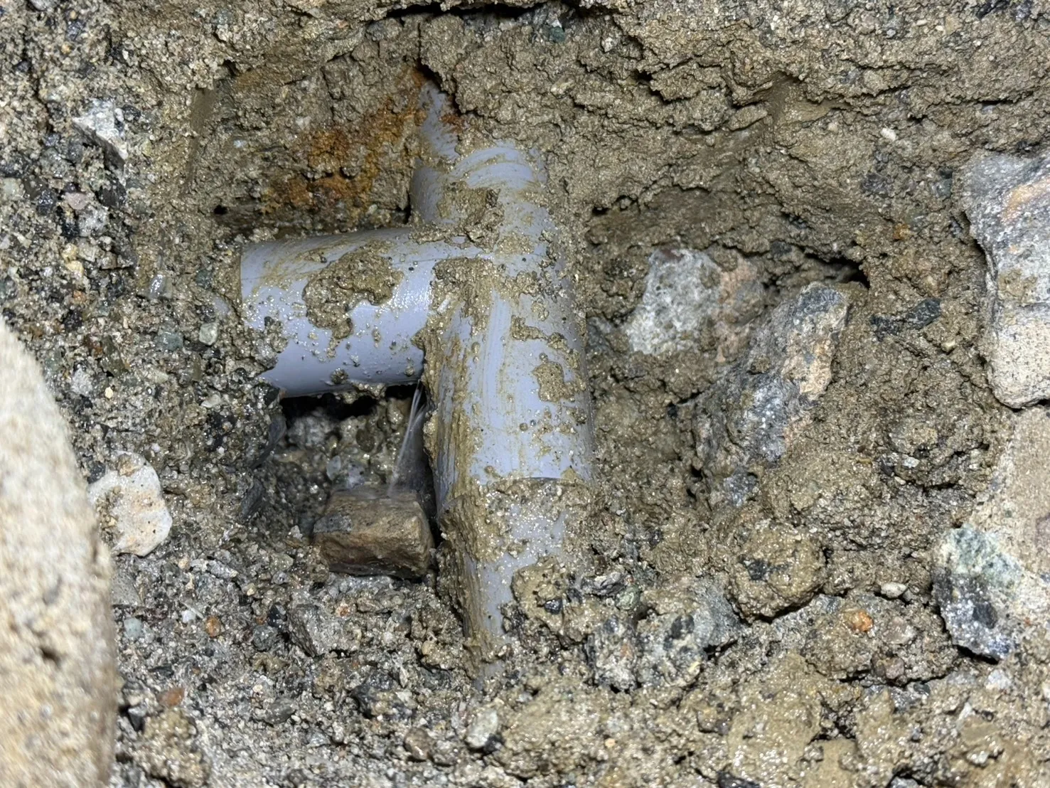 【富山県入善町】床下パイプ漏水と土中継ぎ手割れによる水漏れの2箇所同時修理